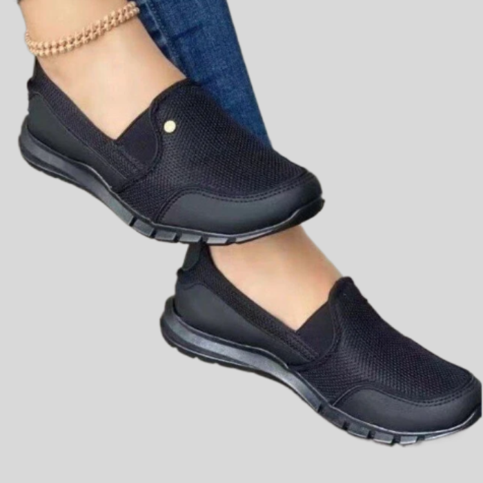 Elia -  Schmal geschnittene Slip on Schuhe mit weißer Laufsohle