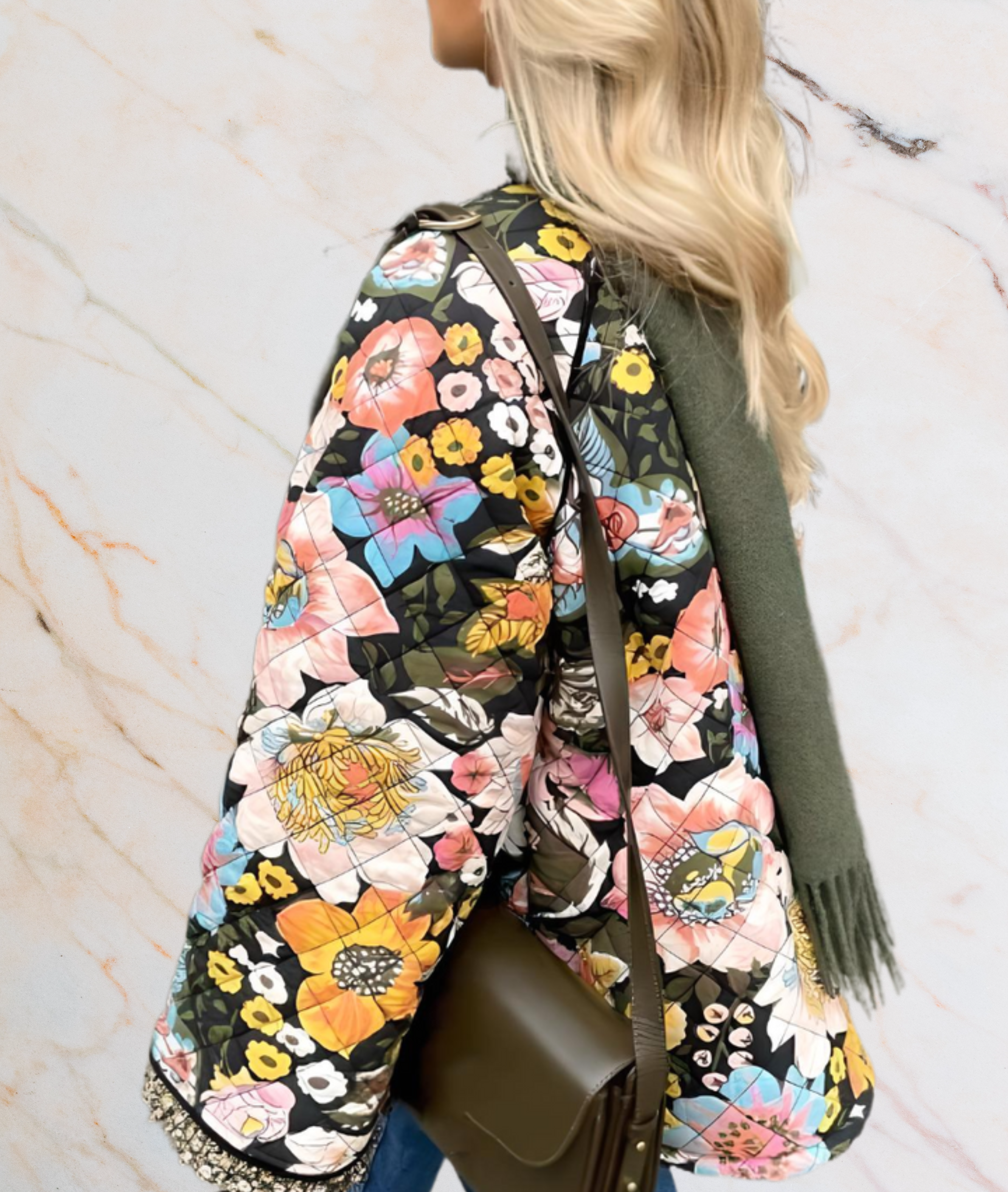 Brooklyn -  Schwarze dicke Kunstjacke innen mit großen Blumenprints