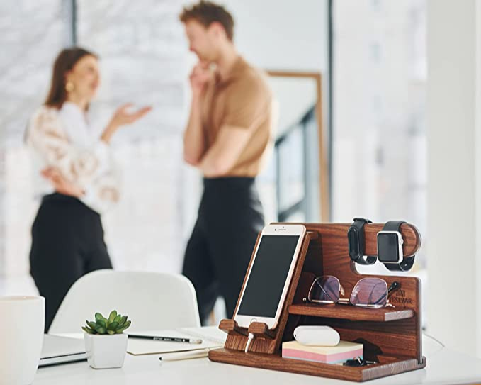 Telefon-Dockingstation aus Holz | Perfekter Organizer für Ihre Gadgets