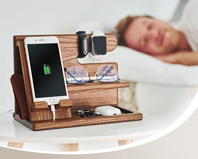 Telefon-Dockingstation aus Holz | Perfekter Organizer für Ihre Gadgets